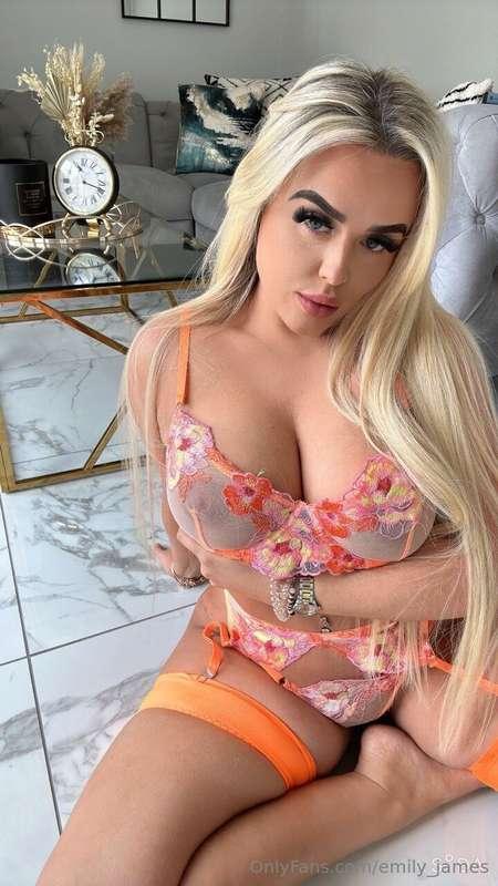 ARE YOU COMING… 🕔 LIVE at 5PM – Watch Me Play with My Holes ..