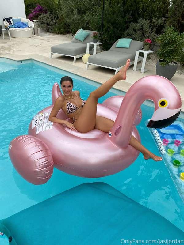 Always having fun 😁😝 who wants me to turn around to see some..