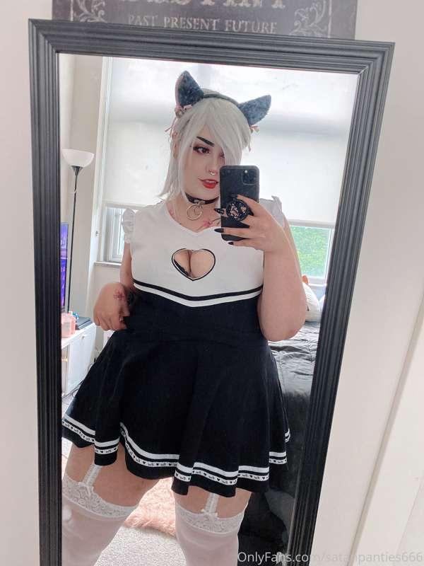 I got another outfit in the mail 🥰🖤🖤