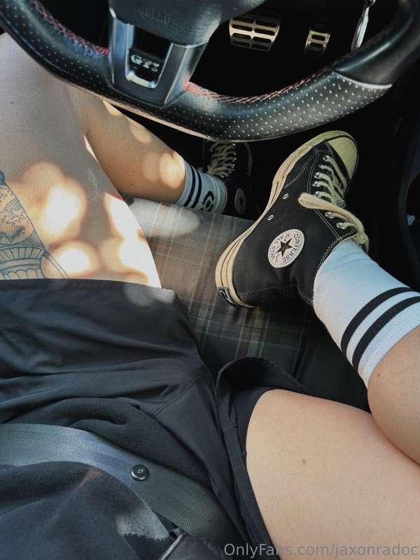 Got stuck in traffic. Played with my cock to pass the time 😈..