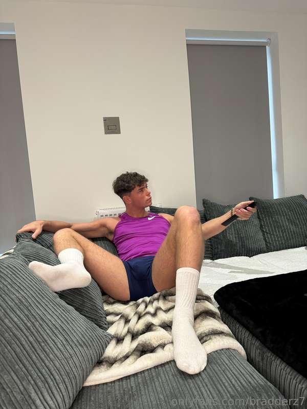 Hmmm what to watch on TV 👣 @bradderz7