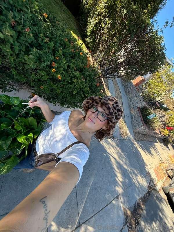 surrounded by nature, but i’m still the main attraction 💋🍃 