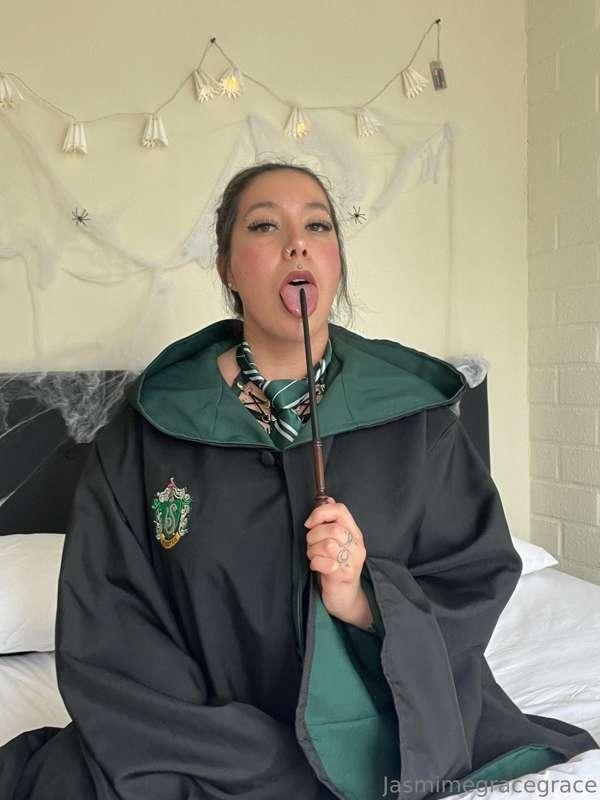 Una Hechicera de la casa Slytherin acaba de ingresar a esta ..