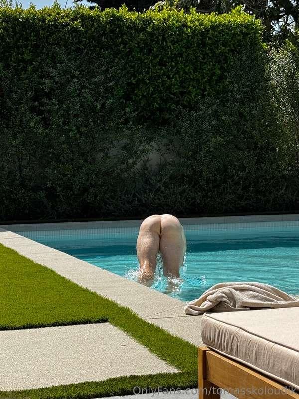 Pool season 🏊‍♀️🍑