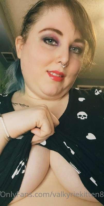 Feeling cute and frisky today. How is everyone else feeling?..