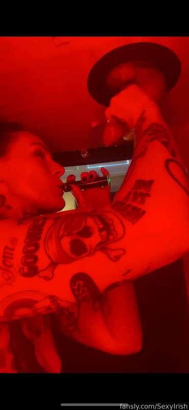 2 mates came to visit and wanted to take it in turns on the milking table to see who cum first . A mixture of red light , blue light , slow motion , vaping , blowjob , handjob and cum shots . 