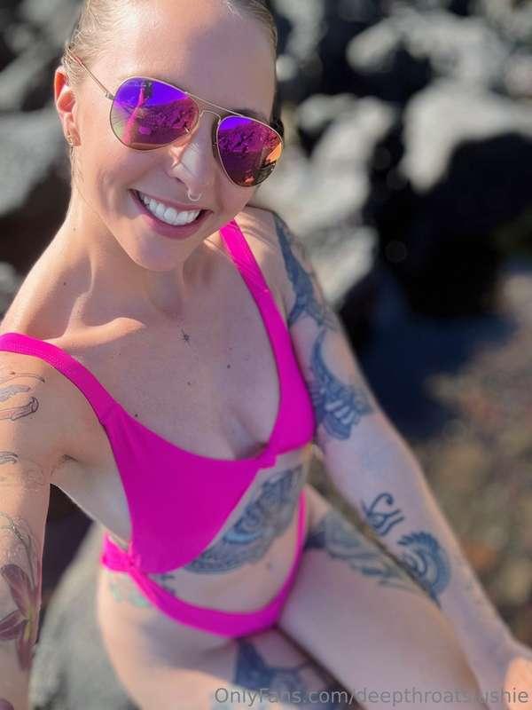 Beach days are better in a pink bikini 🌴