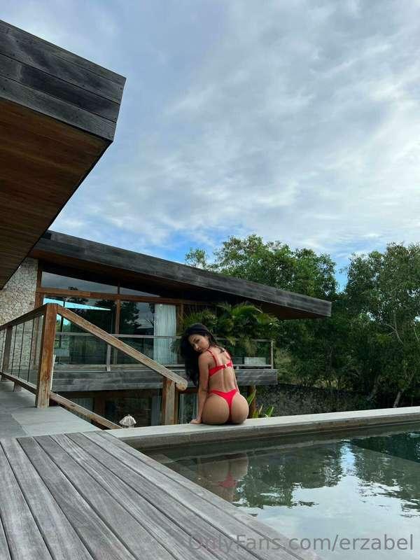 Tell me, which view do you like the best? My 🍑 or the 🏡? 😈😈