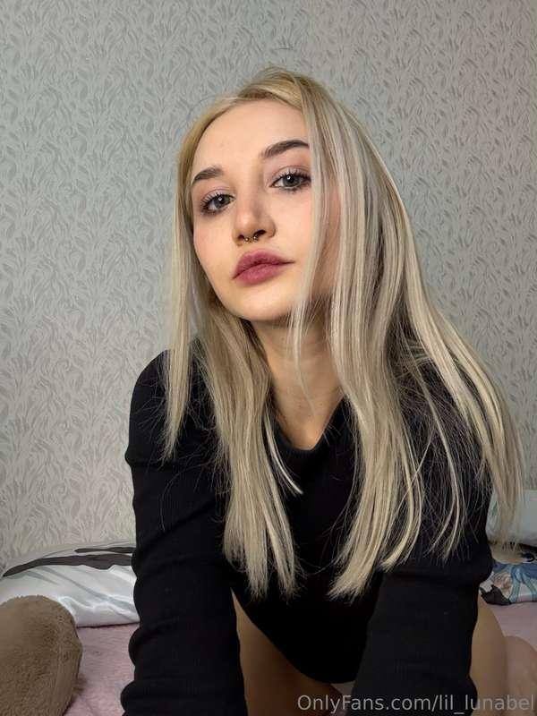 I'm sitting in a cosy room waiting for your message💘💘