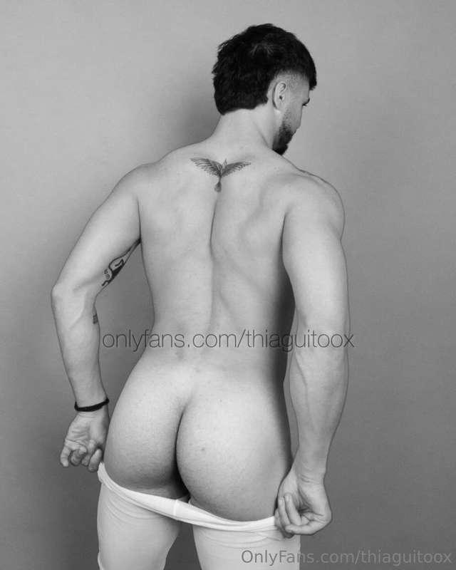 What goes through your mind when you see me like this?🍑🔥...
