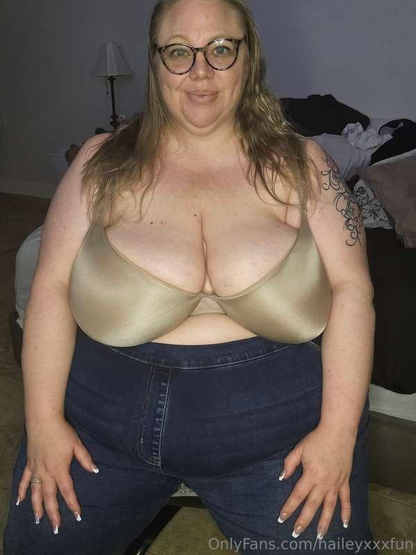 Blonde big boobs and Jeans 😉