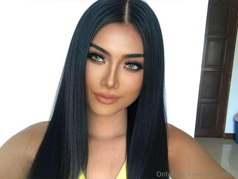 tanned skin with green eyes 👀🧚🏻