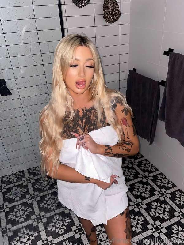 Swipe for the your favourite tattooed baddie 😈