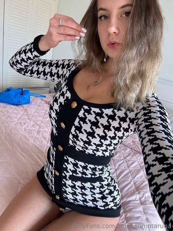 Frizzy hair, messy thoughts, no panties 👀