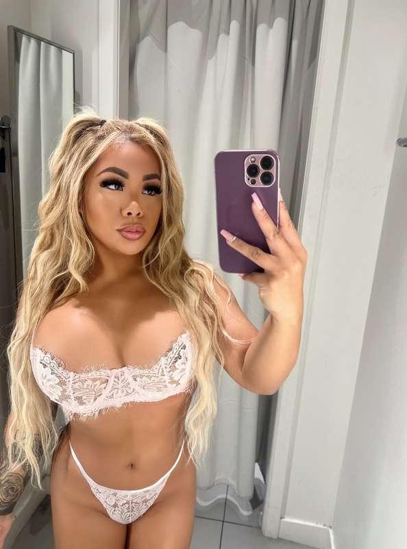 Sunday funday in the dressing room? 😈🥰