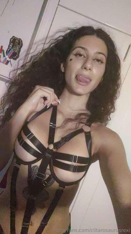Just a small lingerie set 🖤 how good do I look in it?