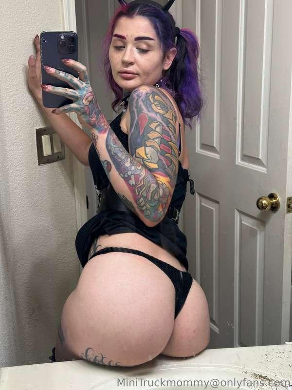 who wants to spank this 🍑?