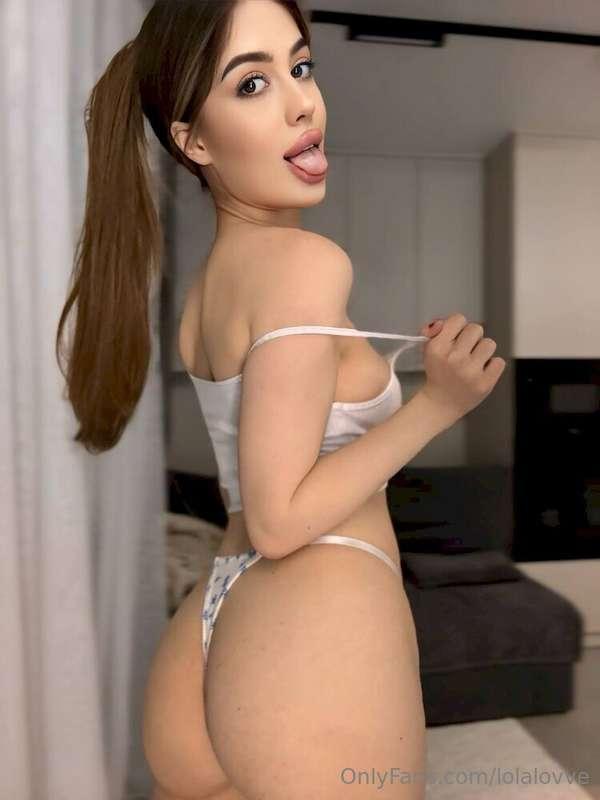 🎀𝓕𝓡𝓔𝓔 𝓢𝓤𝓑𝓢𝓒𝓡𝓘𝓟𝓣𝓘𝓞𝓝🎀Cute girl @penelope_bust loves playing wi..