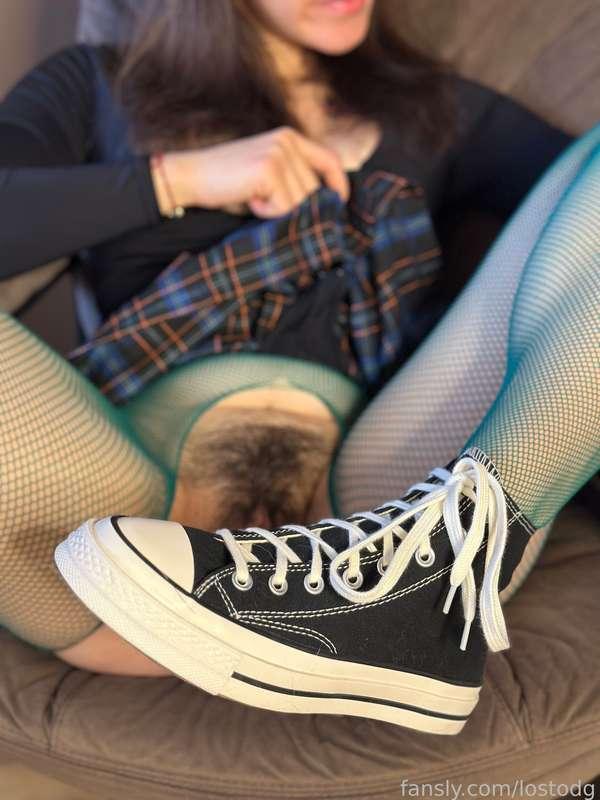 Spreading this fat peach 🤭

#fyp #fatpussy #hairy #bigpussy #labia #pussylips #bush #converse #hairypussy