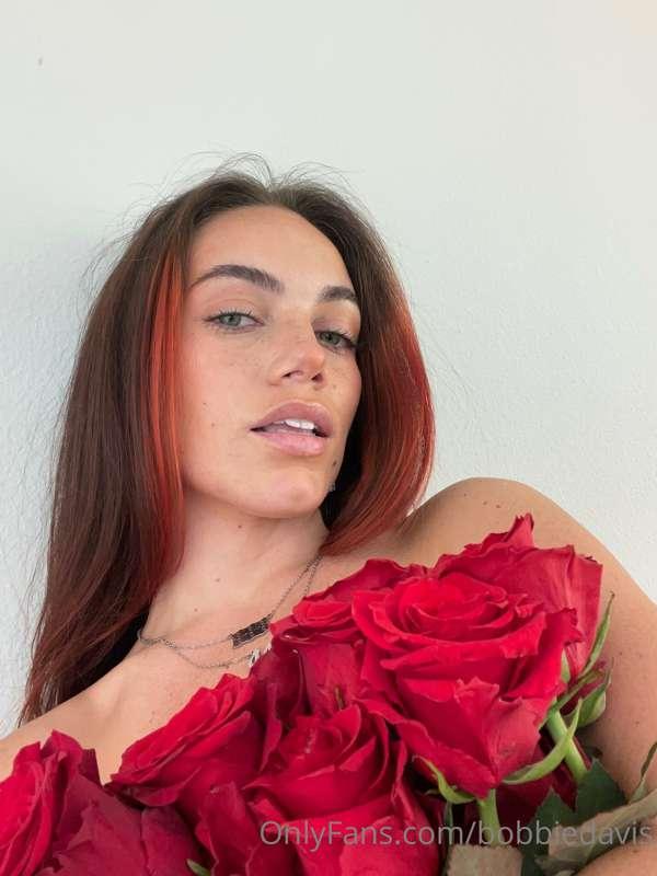 I have some extra roses for you babe 🌹 DM me if you wanna se..