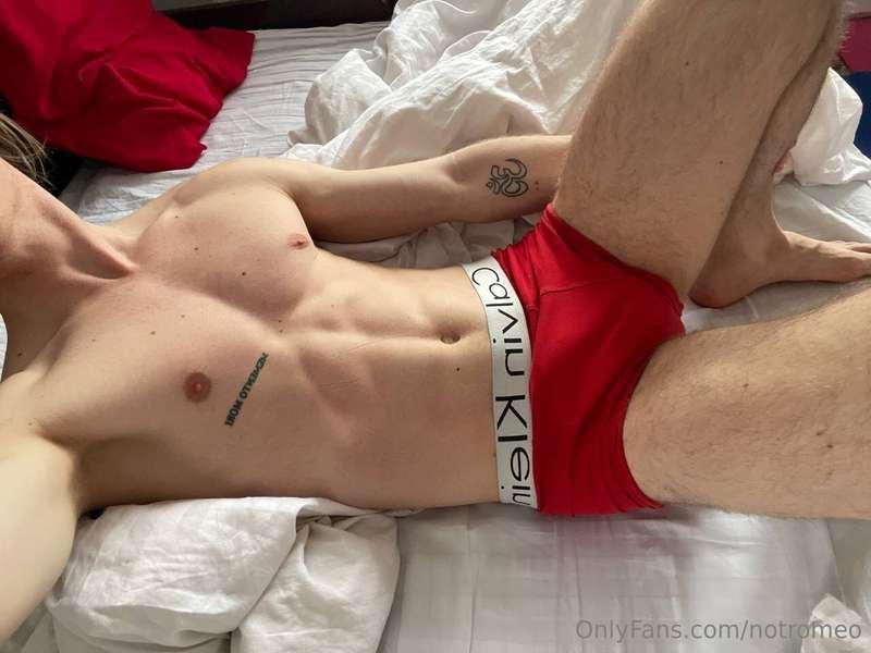 Chest or abs? What would you choose, huh?😄😗