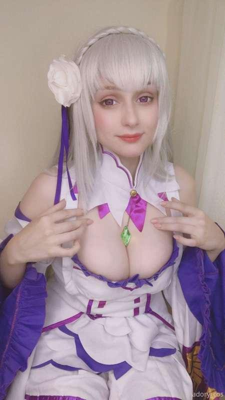 Hello! In the anime Re: Zero, I like three characters: Emili..