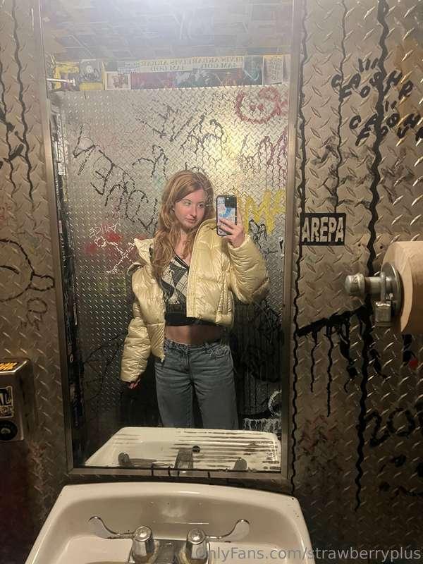 Love taking titty pics in the bar bathroom😎