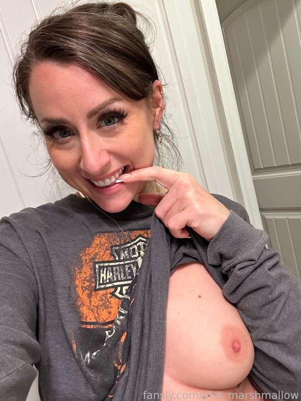 Pic 1 or pic 2?? 💋

#flash #selfie #boobs #tits #naturalboobs #natural #bcups #pussy #shavedpussy #innie #simp #godpussy #hips #bellyring #naughty #brunette #greeneyes #smile #dimples #cute