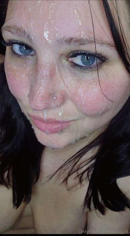 A little tease from a custom I just did. 💦 would you wanna g..