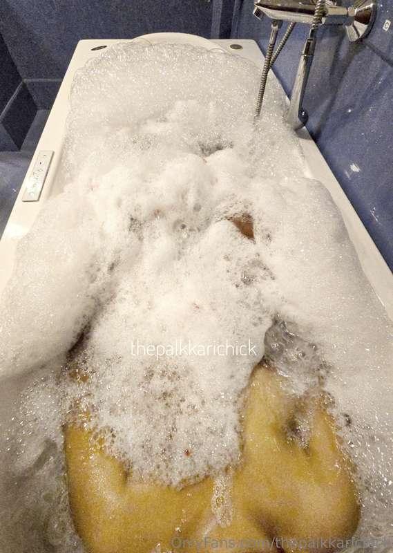 The bath tub, soapy bubbly water and me 🫧❤️! 1/21