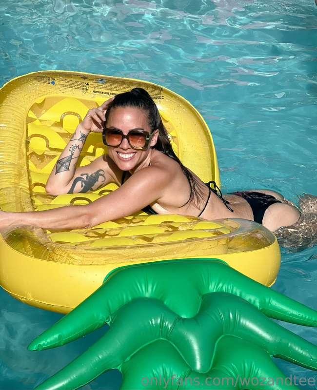 Swinger pool party yesterday. Vanilla this time but still so..