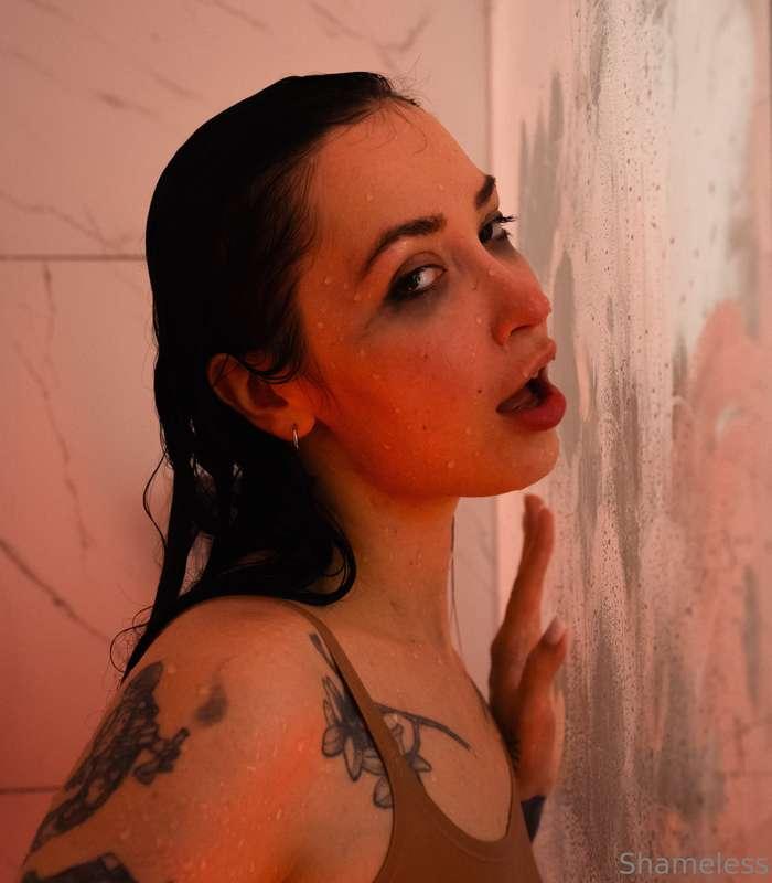 Caught between steam and sin 💦Ph by: @dabrowskadariasub 