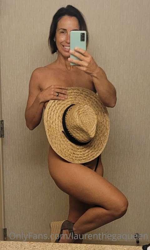 The key to avoiding hard tan lines... rotating swim suits👍☀️