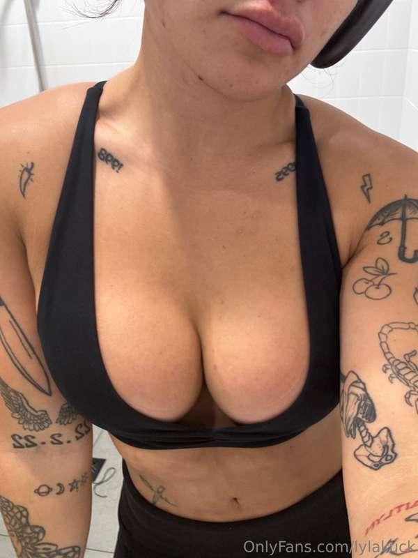 Would this distract you at the gym? 😝