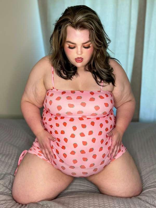 I know my big belly makes your little cock so hard 💋