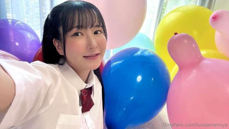 I played with balloons during the shoot🎈💓 Look forward to it..