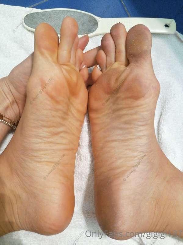 If you thought my feet were always perfect and clean 🙄🤭
