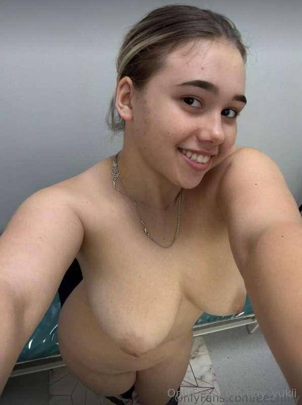 ## 𝐅𝐑𝐄𝐄 𝐒𝐔𝐁 @eeemily Show this shy girl @eeemily what you'd ..