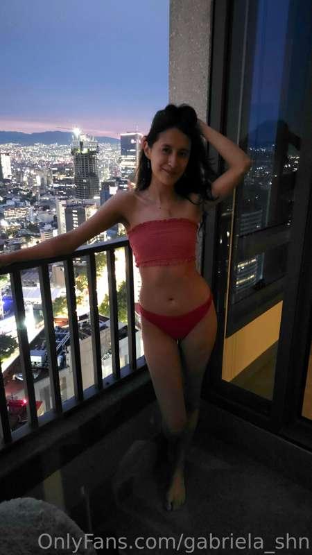 Les enseño una linda vista mientras me desnudo 😊 ¿Les gustar..