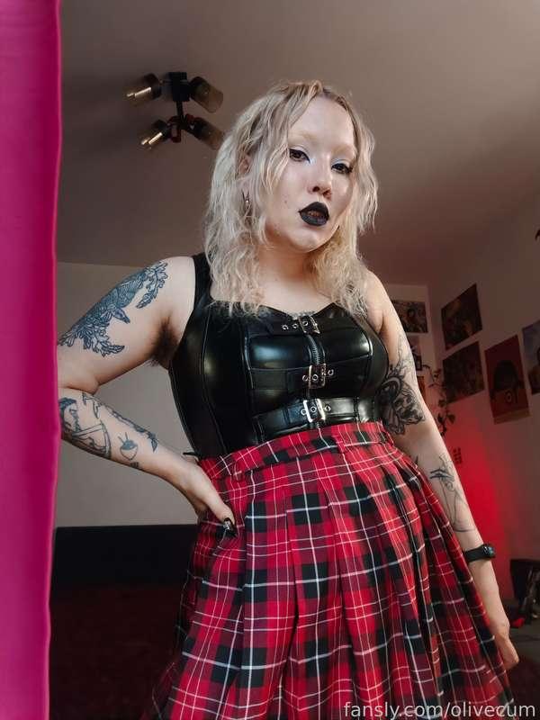🖤 What's ur favorite thing about my look today? 🖤


#fyp #bush #alt #goth #hairy #hairyarmpits #skirt #tattoo #blonde #curvy