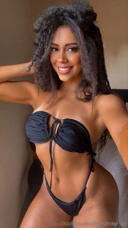 Your vibrant latina @itsbiancasanchez with a passion for dan..