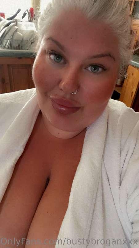 Had a nice lovely shower. My little tans coming on well 🥰