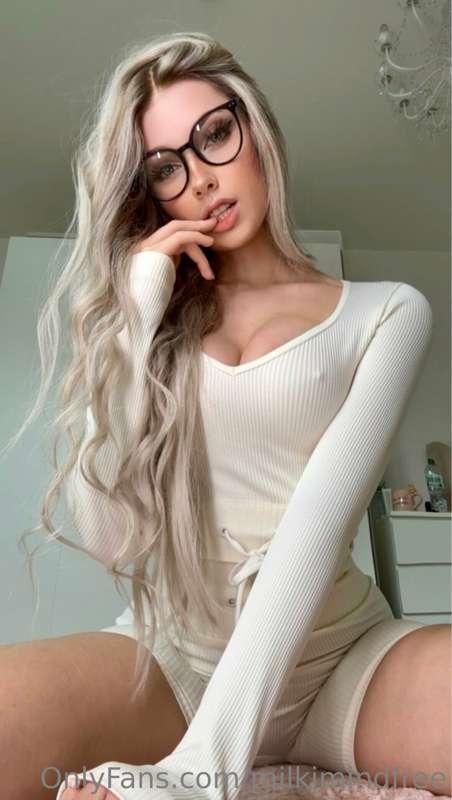 Pshh babe..I’m horny af rn and dirty sexting is my favoritee..