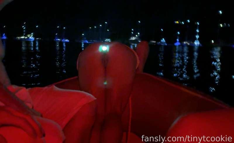 Lighting up the night on a dinghy tour with my plug. 😸
#public #buttplug 