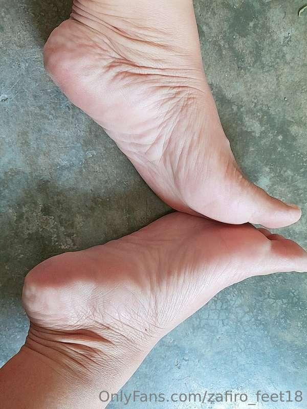 Mis pies desnudos, en verdad quisiera subir mas contenido pe..