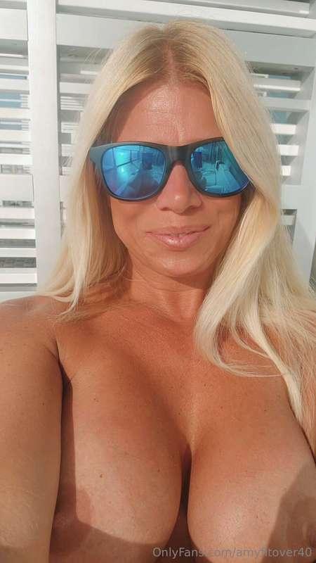 Sunshine on my titties 🔆🔆