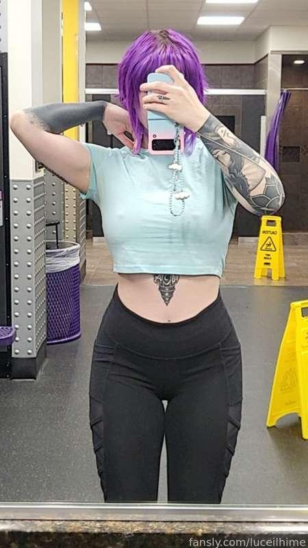 Haven't posted a gym selfie in a few days been so busy I haven't went lately ! Happy to be back ♡ 💪 

#fyp #egirl #fit #workout #gym #curvygirl #alt #nipples #tattoos #coloredhair #shorthair #leggings