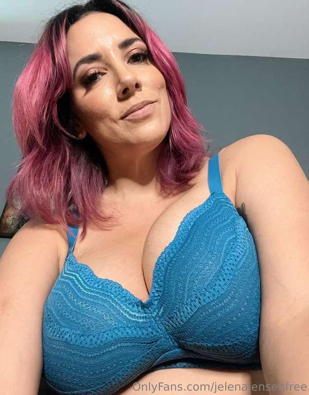 Friday night fun on @jelenajensen 😈