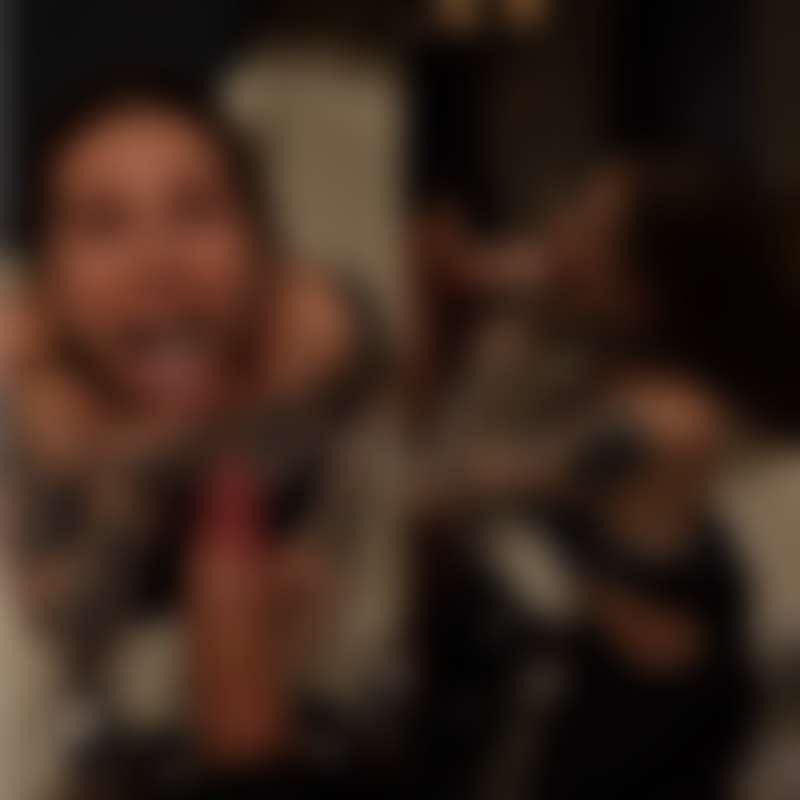 Fotos von mir mit seinem Sperma auf der Zunge und auf den Kn..