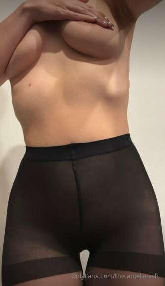 Anyone here who loves pantyhose?🙊🖤